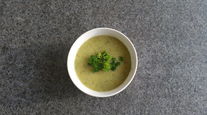 Soep met broccoli, bloemkool, courgette en zeewier