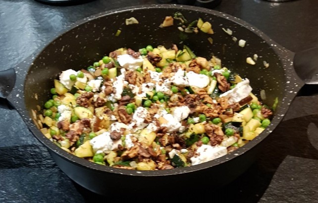 Vegetarische koolhydraatarme husselprut met courgette, noten en geitenkaas