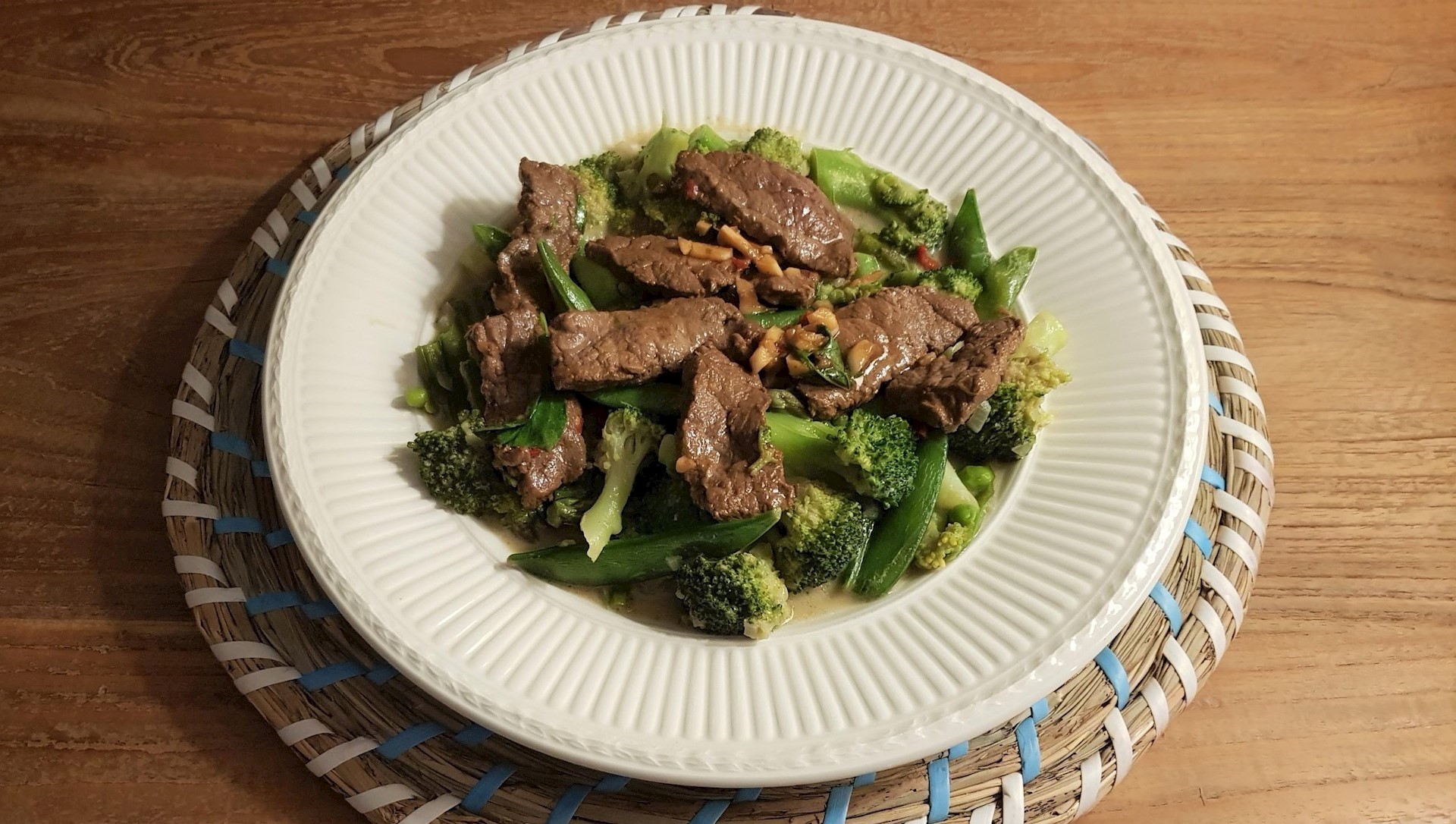 Pittige Thaise biefstuk met broccoli en sugarsnaps