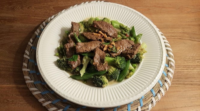 Pittige Thaise biefstuk met broccoli en sugarsnaps